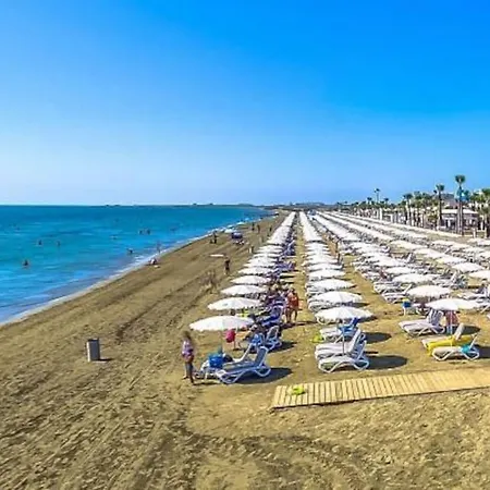 Апартаменты άνετο παραλιακό μακενζι Ларнака